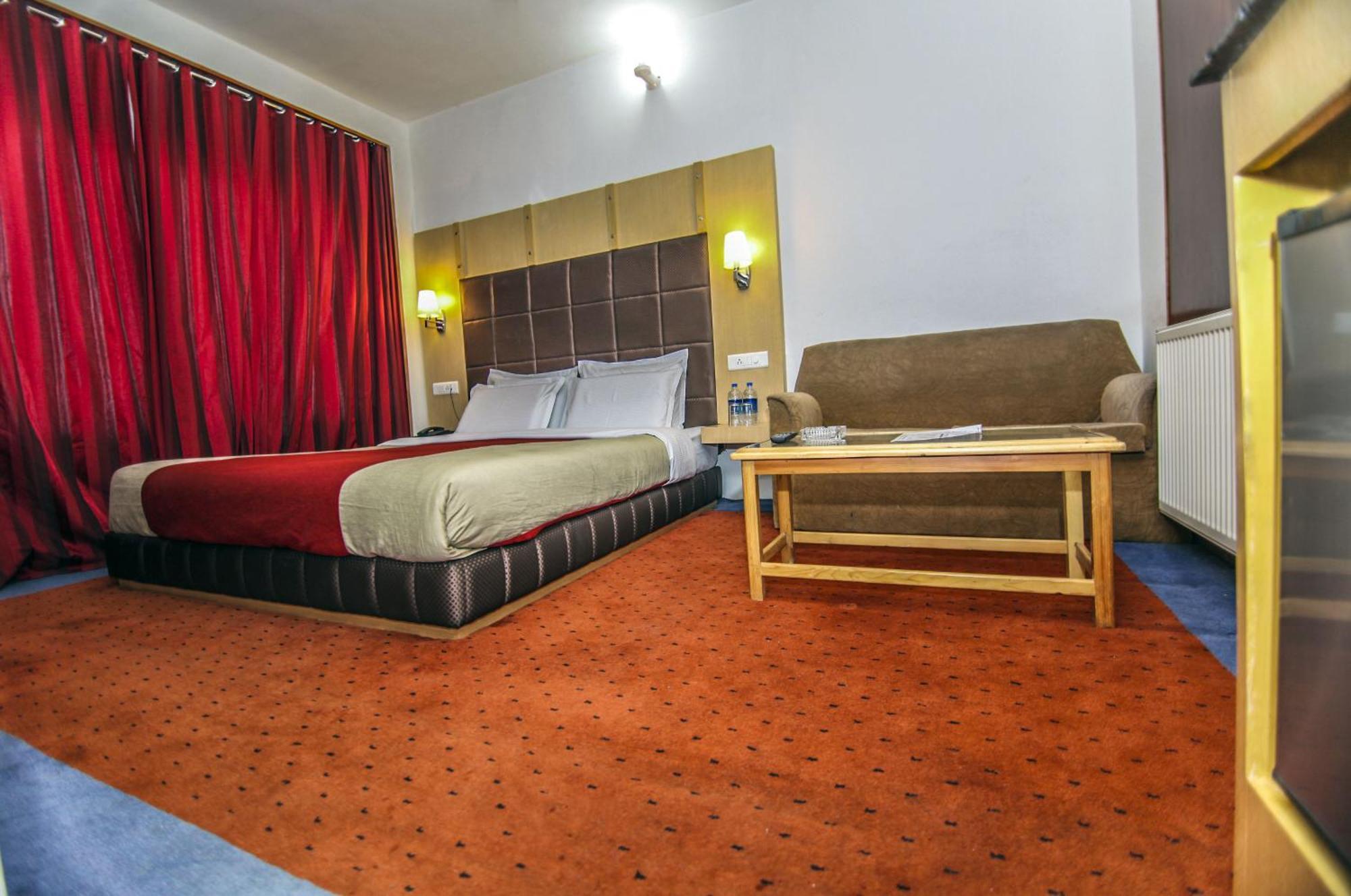 Holiday Plaza Hotel Srīnagar Exterior foto